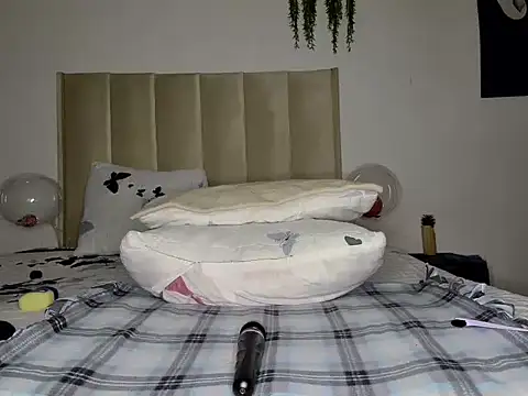 Pearl 00 online show from March 6, 2025, 1:37 am