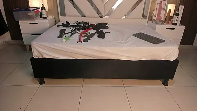 ValentinaThomas online show from November 13, 2025, 7:51 pm