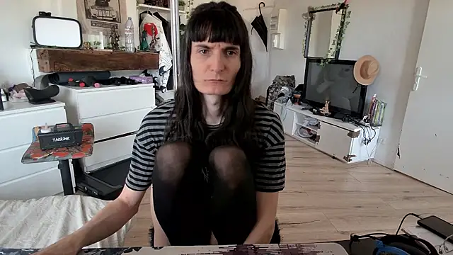 Snapshot of CeriseLapine chatting on November 6, 2025, 11:47 am CeriseLapine online show from November 6, 2025, 11:47 am