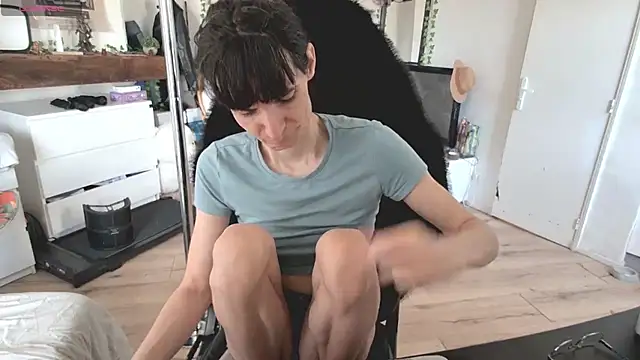 Snapshot of CeriseLapine chatting on October 8, 2025, 8:49 am CeriseLapine online show from October 8, 2025, 8:49 am