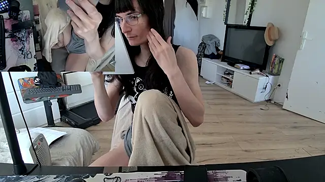 Snapshot of CeriseLapine chatting on November 27, 2025, 7:53 am CeriseLapine online show from November 27, 2025, 7:53 am