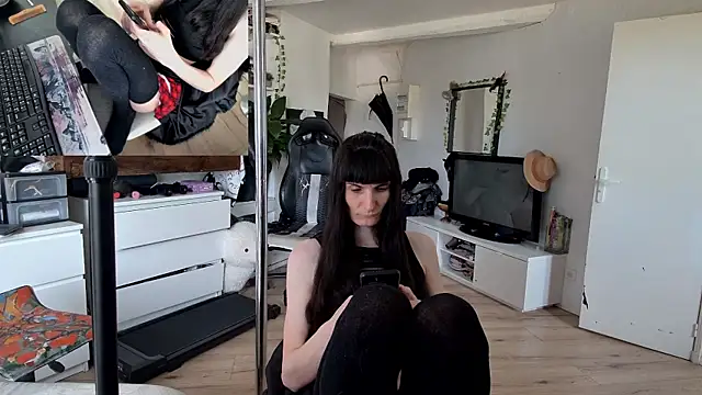 Snapshot of CeriseLapine chatting on November 15, 2025, 12:09 pm CeriseLapine online show from November 15, 2025, 12:09 pm