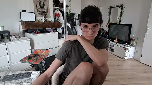 Snapshot of CeriseLapine chatting on November 1, 2025, 12:10 pm CeriseLapine online show from November 1, 2025, 12:10 pm