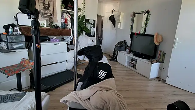 Snapshot of CeriseLapine chatting on November 20, 2025, 2:51 pm CeriseLapine online show from November 20, 2025, 2:51 pm