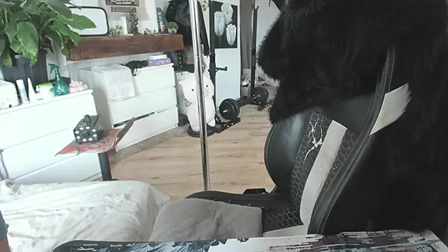 Snapshot of CeriseLapine chatting on October 3, 2025, 8:27 am CeriseLapine online show from October 3, 2025, 8:27 am