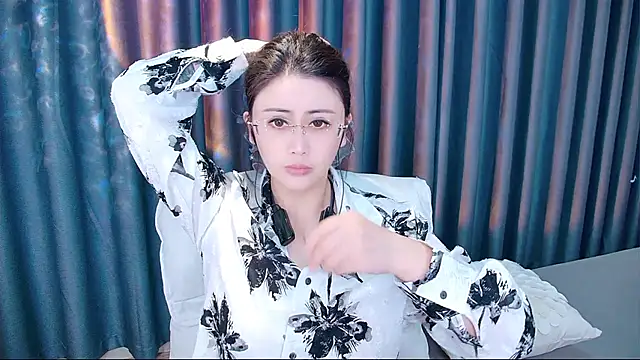 Daisy7 11 online show from November 8, 2025, 1:14 pm