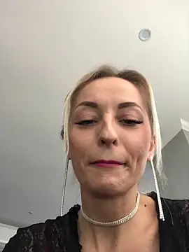 Snapshot of Diamond_Bunny_ chatting on February 21, 2025, 1:11 pm Diamond Bunny online show from February 21, 2025, 1:11 pm