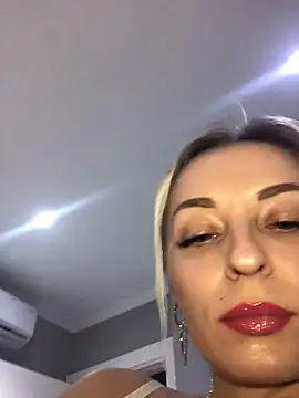 Snapshot of Diamond_Bunny_ chatting on February 19, 2025, 4:00 pm Diamond Bunny online show from February 19, 2025, 4:00 pm