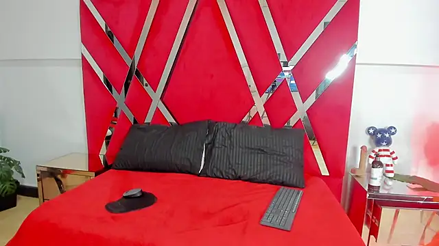 Milanxht online show from November 13, 2025, 8:46 pm