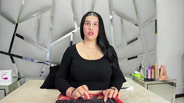 Criistaal  online show from February 3, 2026, 6:33 am