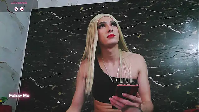 crislingery dolli online show from October 25, 2025, 1:23 pm