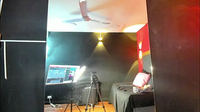 YayaHilton online show from April 4, 2026, 11:55 pm