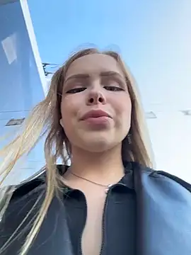 mur girl online show from October 9, 2025, 12:17 pm