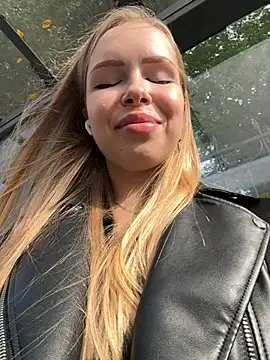 mur girl online show from September 21, 2025, 11:15 am