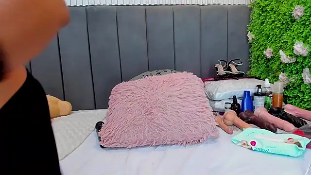 Michelle busty online show from November 29, 2025, 4:45 am