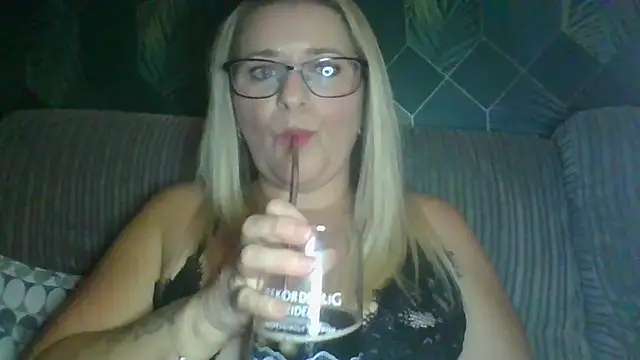 Snapshot of SweetXCandyX chatting on November 2, 2025, 7:19 pm SweetXCandyX online show from November 2, 2025, 7:19 pm