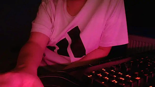 Snapshot of Scotland_100 chatting on November 21, 2025, 9:36 pm Scotland 100 online show from November 21, 2025, 9:36 pm