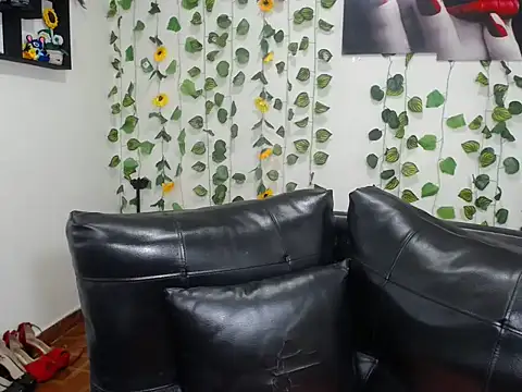 OLIVIAMISSY 02 online show from November 21, 2025, 1:32 pm