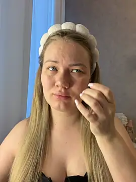 LianaCruz   online show from February 4, 2026, 4:51 am