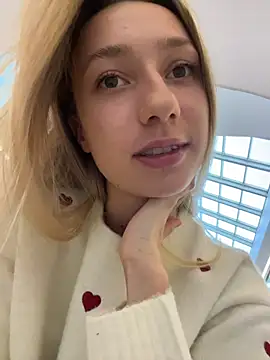 Lia  Love online show from October 17, 2025, 12:07 pm