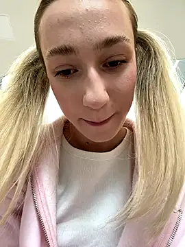 Lia  Love online show from September 12, 2025, 12:16 pm