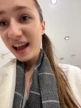 Lia  Love online show from February 17, 2025, 1:11 pm