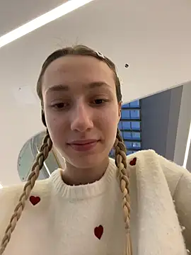 Lia  Love online show from December 16, 2025, 1:04 pm