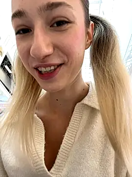 Lia  Love online show from September 13, 2025, 11:10 am