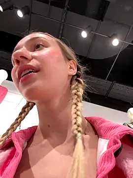 Lia  Love online show from September 10, 2025, 12:26 pm