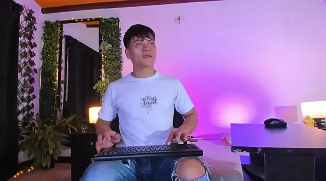 Valentino  X online show from March 3, 2025, 2:39 pm