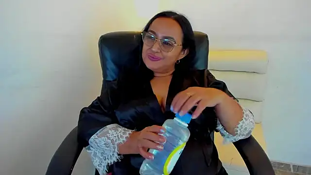 Snapshot of GiaNahomi chatting on January 3, 2025, 6:55 am GiaNahomi online show from January 3, 2025, 6:55 am