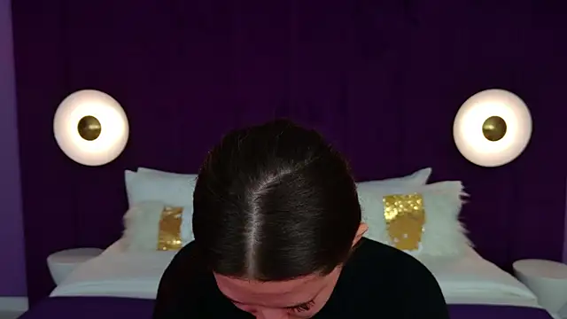 milaleoneli online show from March 18, 2025, 12:39 pm