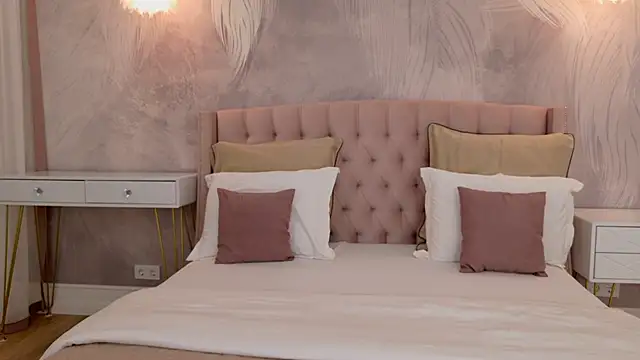 milaleoneli online show from September 17, 2025, 3:03 pm