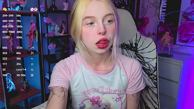HildaEvatt online show from October 15, 2025, 4:04 pm