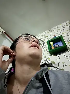 Hanna Kinsley online show from November 3, 2025, 2:39 am