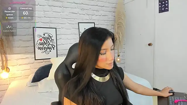 Snapshot of naomiii__ chatting on September 30, 2025, 12:33 pm naomiii online show from September 30, 2025, 12:33 pm