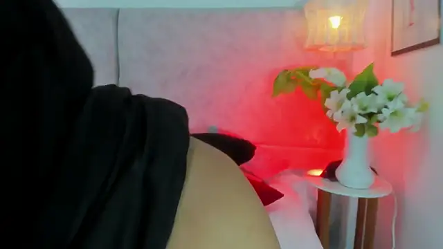 naomiii   online show from March 26, 2026, 11:52 am