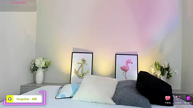 naomiii   online show from April 16, 2026, 11:55 am