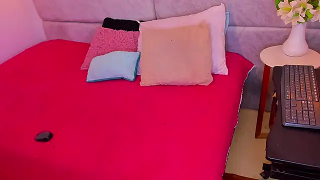 Snapshot of naomiii__ chatting on November 5, 2025, 11:57 am naomiii online show from November 5, 2025, 11:57 am