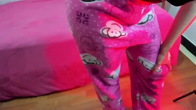 Snapshot of naomiii__ chatting on November 26, 2025, 11:43 am naomiii online show from November 26, 2025, 11:43 am