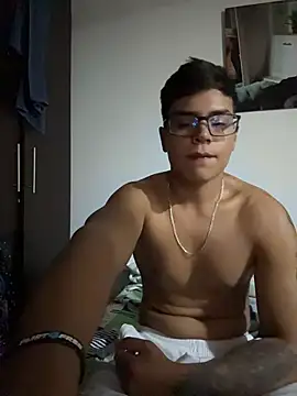 Snapshot of SantiagoReyesFtt chatting on July 26, 2026, 9:05 am SantiagoReyesFtt online show from July 26, 2026, 9:05 am