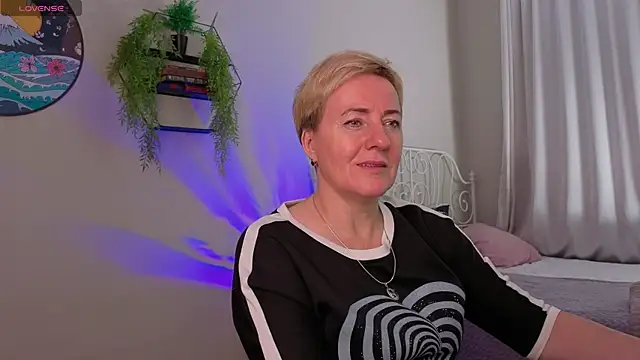 Nika Smit online show from November 8, 2025, 5:22 am