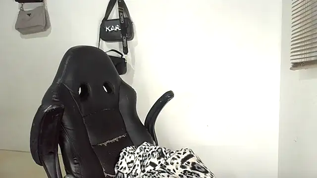 Snapshot of bigcrisblack chatting on October 4, 2025, 4:03 am bigcrisblack online show from October 4, 2025, 4:03 am