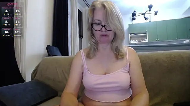 Snapshot of Blond_Woman chatting on February 9, 2025, 9:49 pm Blond Woman online show from February 9, 2025, 9:49 pm