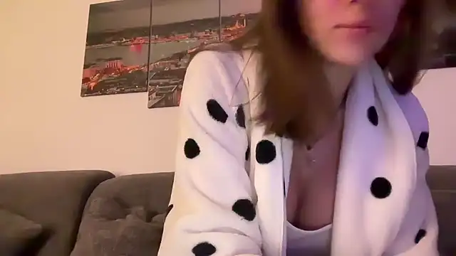 Snapshot of EmilyWi_ chatting on October 17, 2025, 5:04 pm EmilyWi online show from October 17, 2025, 5:04 pm