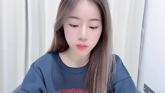 chloe-01 online show from December 11, 2024, 12:23 pm