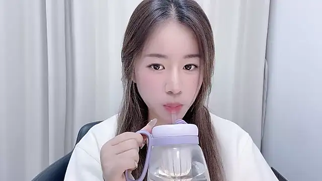 chloe-01 online show from January 17, 2025, 12:31 pm