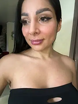 Snapshot of MOMALANA chatting on February 20, 2026, 8:33 pm MOMALANA online show from February 20, 2026, 8:33 pm