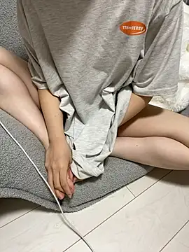 mochi mo chi  online show from October 29, 2025, 3:44 pm