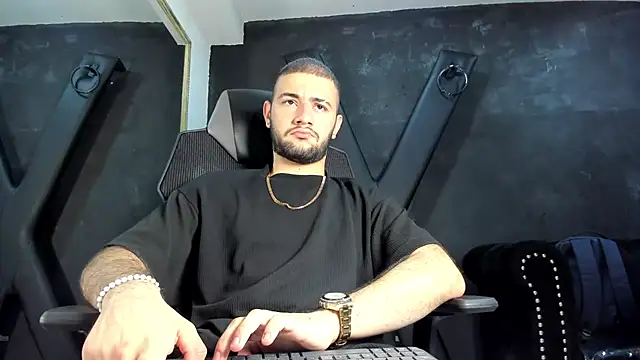 Snapshot of MaximusDick1_ chatting on October 6, 2025, 3:40 am MaximusDick1 online show from October 6, 2025, 3:40 am